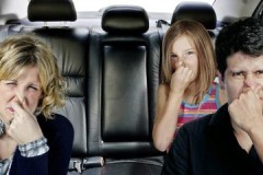 Astuces de conducteurs expérimentés, comment éliminer indépendamment l'odeur de la voiture