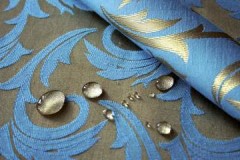 Est-il nécessaire et comment laver correctement les rideaux occultants à la main et à la machine à écrire?