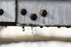 Est-il nécessaire et quelle est la meilleure façon de rincer le convertisseur de rouille du métal avant de peindre?