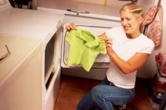 Comment étirer un t-shirt s'il rétrécit après le lavage: méthodes et techniques éprouvées