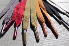 Des moyens simples de laver les lacets colorés et blancs à la machine et à la main