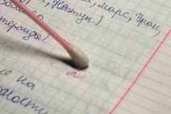 Façons, comment et ce que vous pouvez effacer la pâte d'un stylo à bille et gel du papier sans traces à la maison