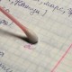 Façons, comment et ce que vous pouvez effacer la pâte d'un stylo à bille et un stylo gel du papier sans traces à la maison