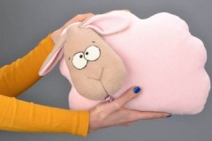 Note aux ménagères: comment bien laver un oreiller anti-stress dans une machine automatique et manuellement